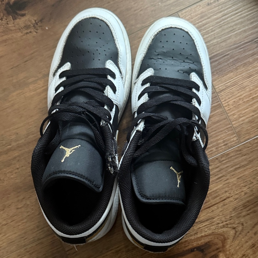 Nike Black and White Athletic Shoes